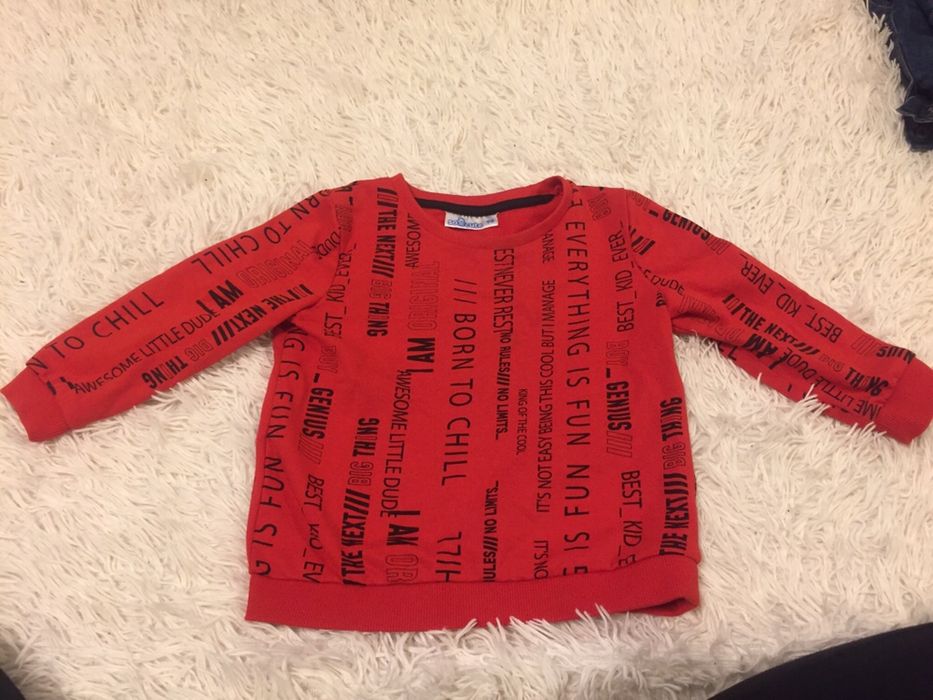 Czerwona bluza z czarnymi napisami dziecko chłopiec 98 jak nowa