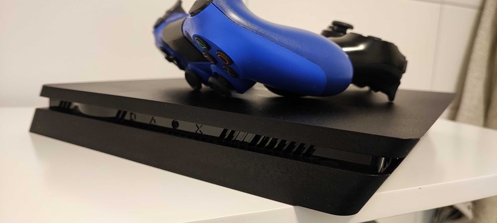 Play Station 4 Slim