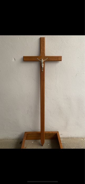 Obramowania nagrobne, krzyże, obudowy grobu