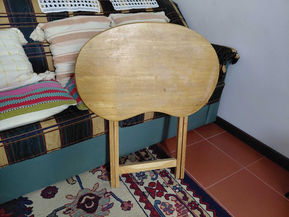 Mesa Dobrável em Madeira para Apoio de Sala