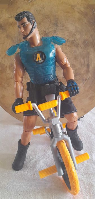 Action man  com bicicleta 1990431742050338744321