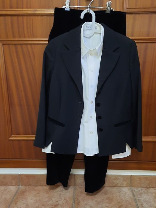 Fato casaco/calca com  blusa incluída. O fato é  super elegante