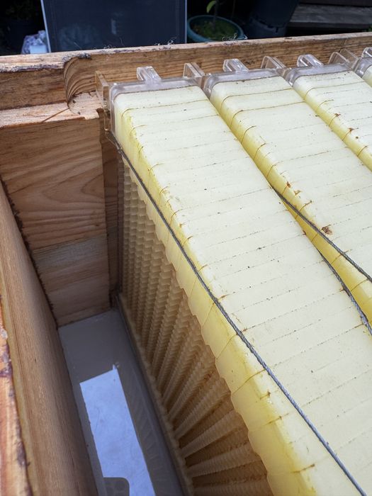 Автоматичний вулик на 4 рамки, саморобний на базі Дадан.