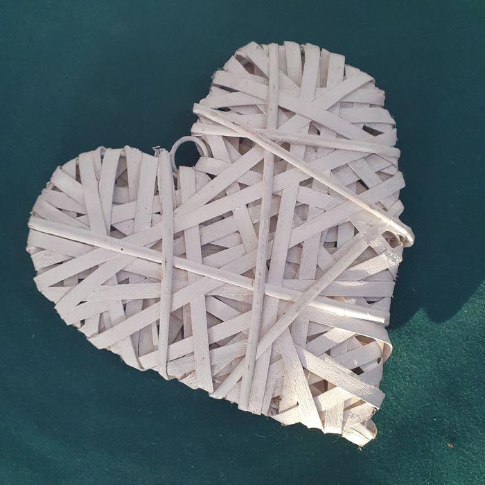 Białe,płaskie serce z wikliny