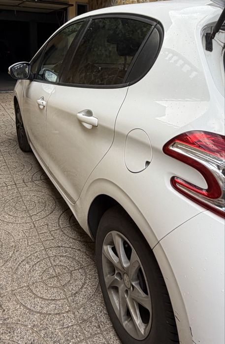 Carro Peugeot 208