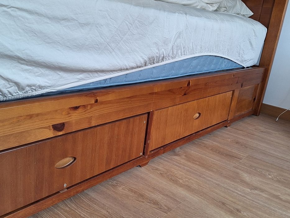Cama de casal, mesa de cabeceira e camiseiro