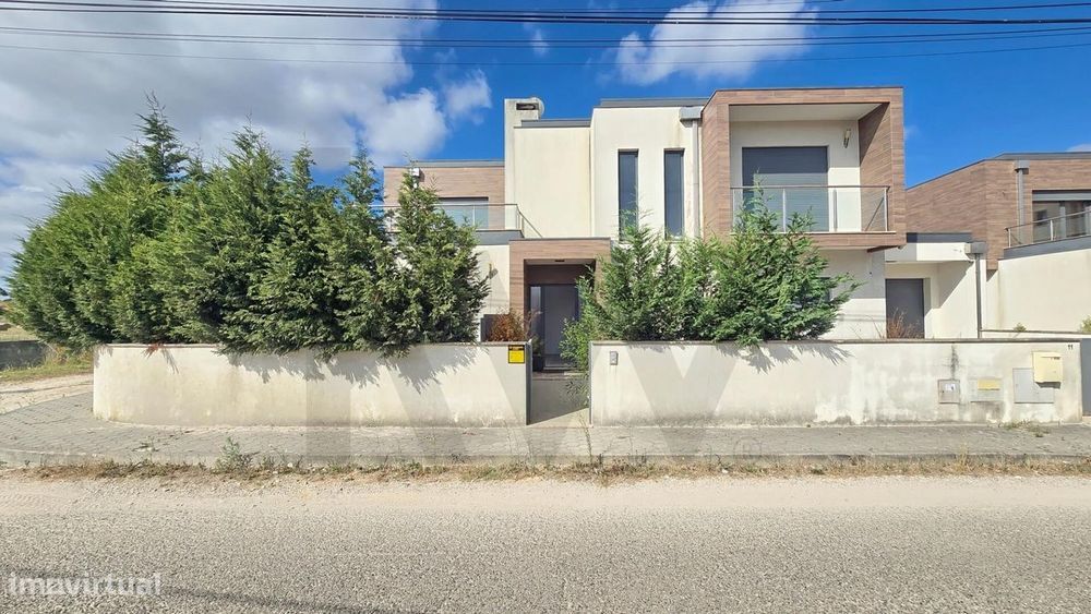 Moradia T3 Isolada de Arquitetura Moderna em Calvão, Vagos