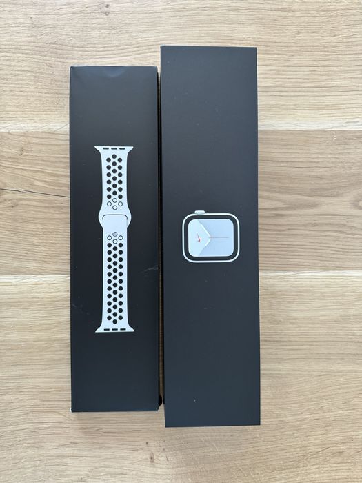 Apple Watch Series 5 Nike 44 mm GPS srebrny, ceramiczna koperta, 88% baterii