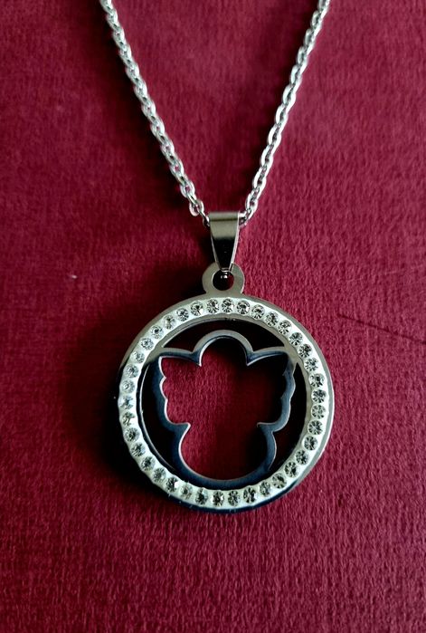 Colar prateado, em aço, pingente de anjinho rodeado de zirconias