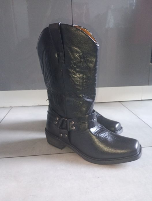 Męskie buty kowbojki do połowy łydki w stylu retro Czarne
Męskie kowbojki zamszowe to modny i stylowy wybór, który doda charakteru każdej garderobie.
