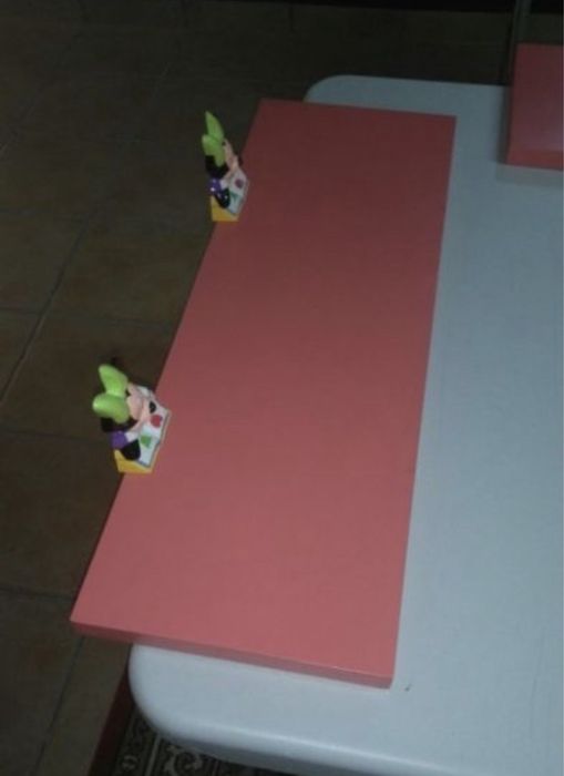 Estantes com suportes disney