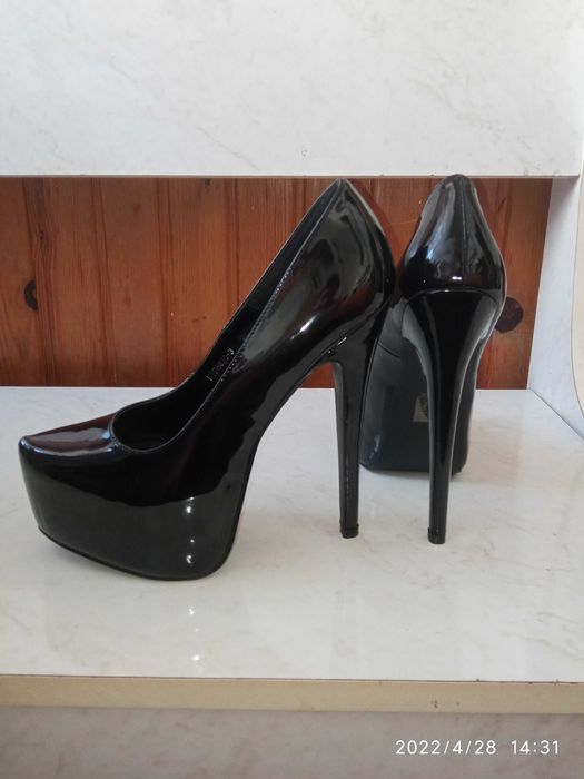 Czarne kokietki 39 lakierowane 25.5 cm wkladka