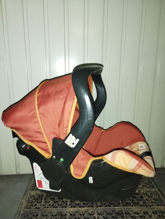 Carrinho de bebê com ovo