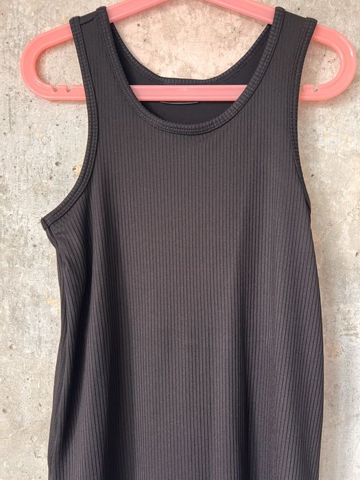 Sportowy strój na fitness spodenki z koszulką połączone