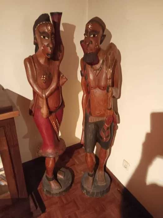 Estatuas africanas de madeira maciça com um metro e meio de altura. Excelente estado.