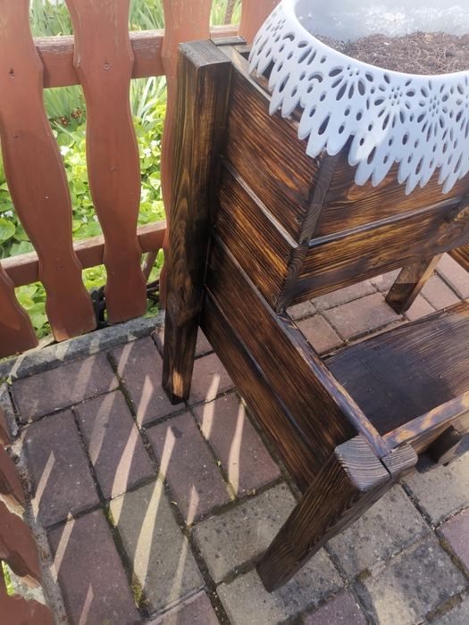 Drewniana donica na kwiaty