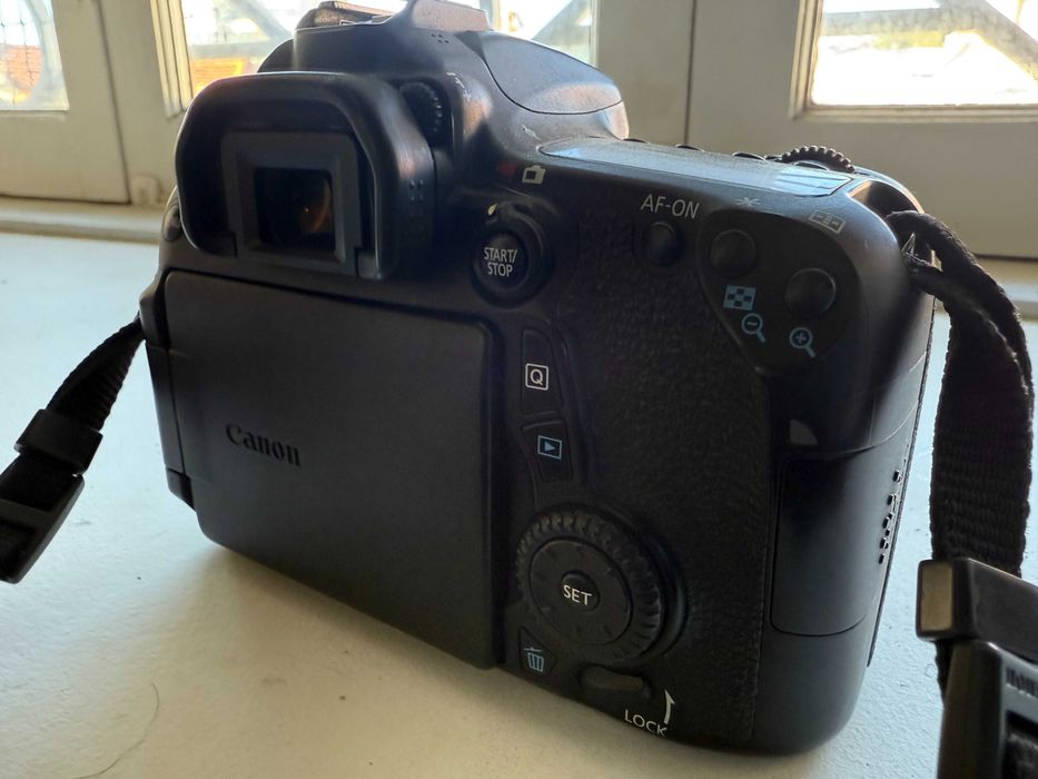 2 Items Canon 70D DLSR - Objectiva EFS 18-135mm