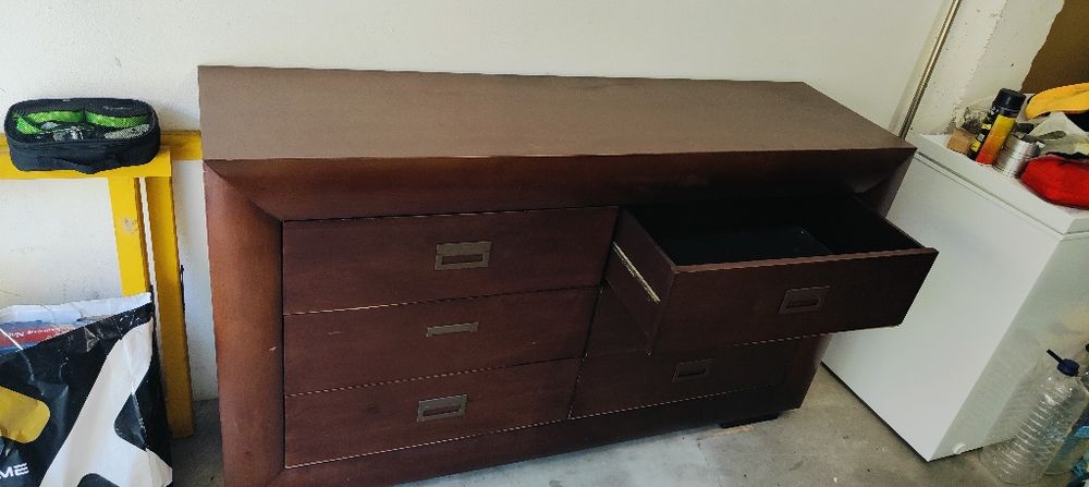 Cómoda em madeira maciça