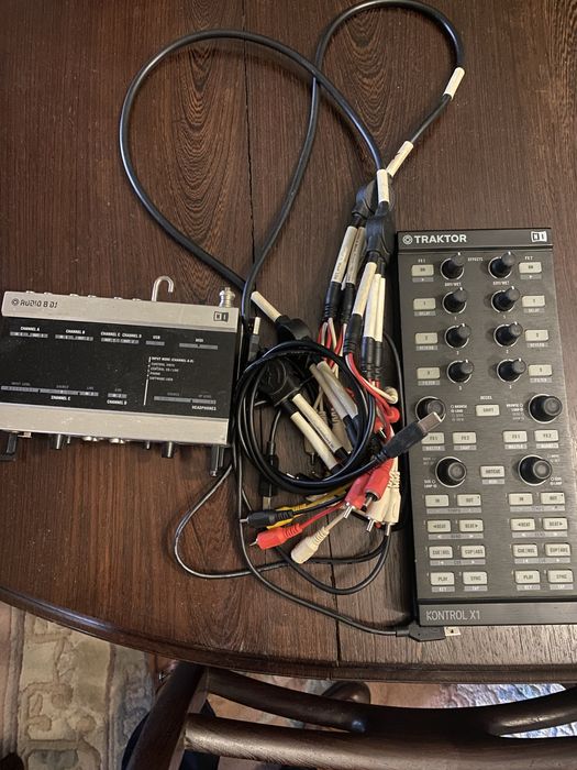 Native instruments Traxktor X1 + Audio DJ 8