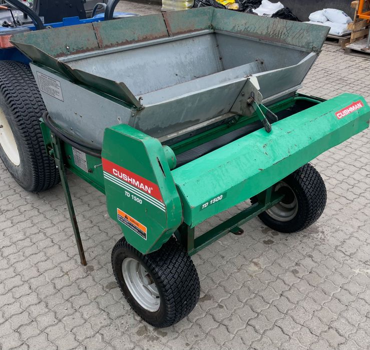 Piaskarka do trawnika, boisk i pól golfowych Cushman TD1500 Top Dresser