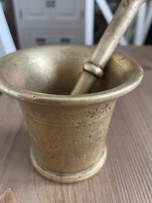 Stary zgrabny moździerz mosiężny