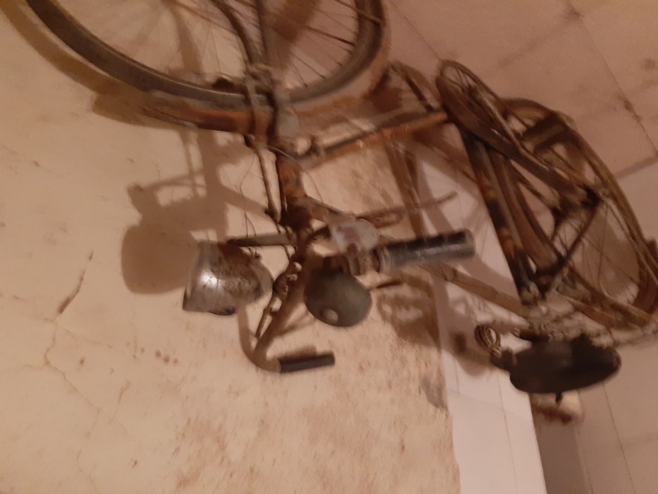 Bicicleta muito antiga para restaurar
