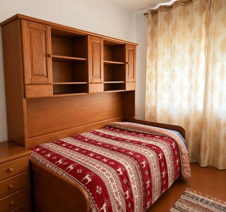 Cama individual em madeira com arrumação