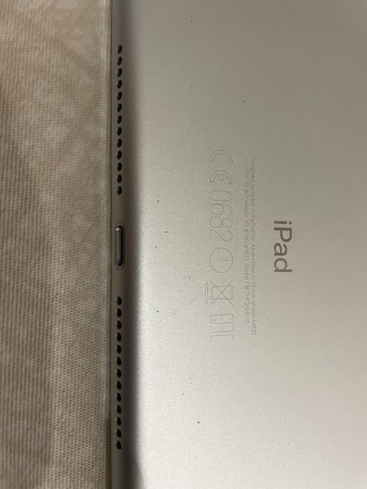 Apple iPad 5 (2017) 9.7” — на запчастини