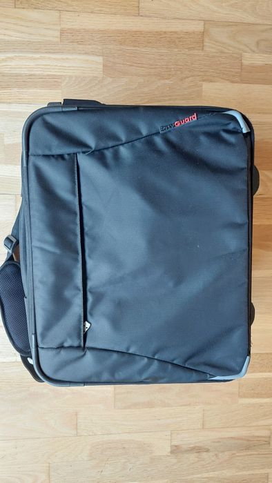 Mala pequena de viagem, com trolley. Muito robusta.