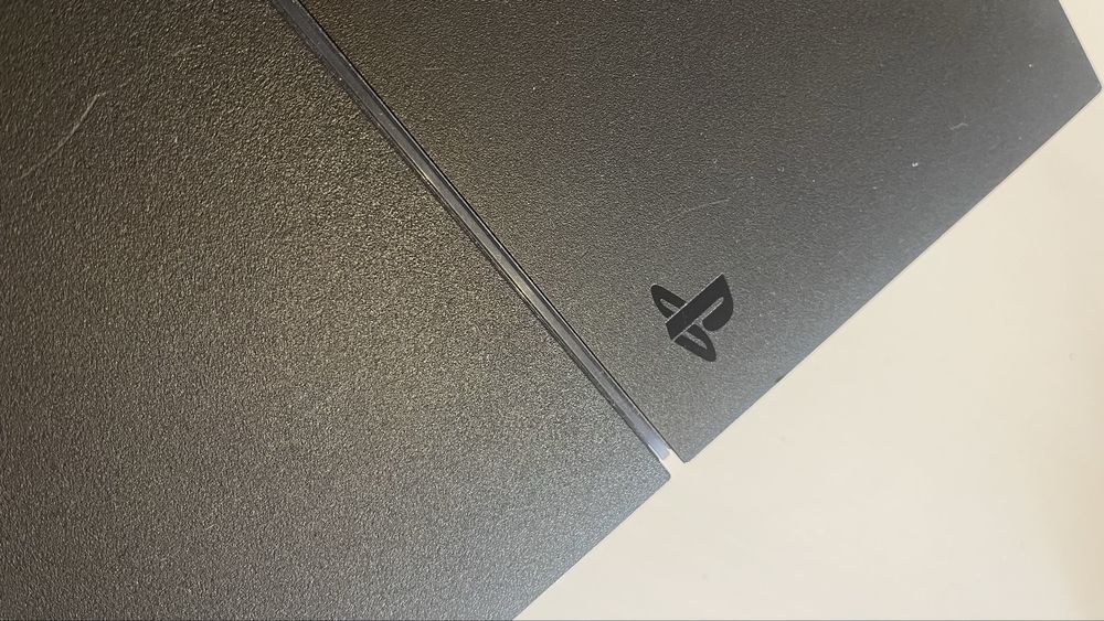 PlayStation 4 1TB – Excelente Estado + Comando Original