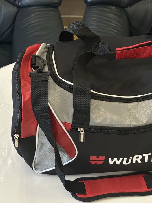 Дорожня сумка на подорожі