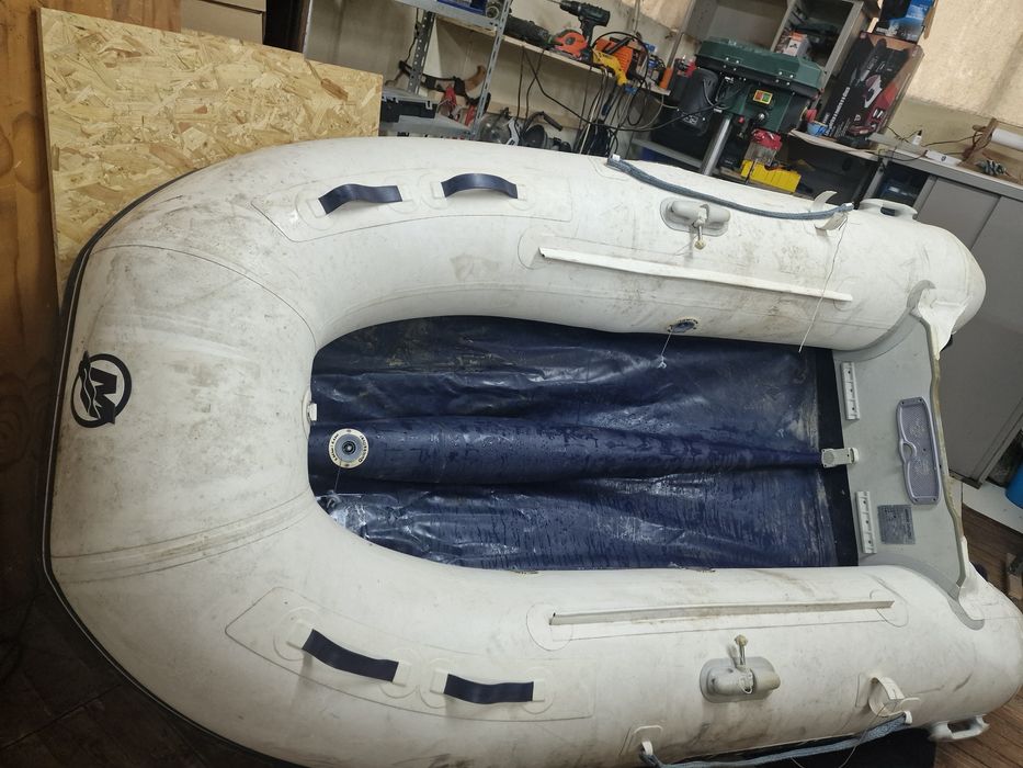 Barco insuflavel de apoio de veleiro