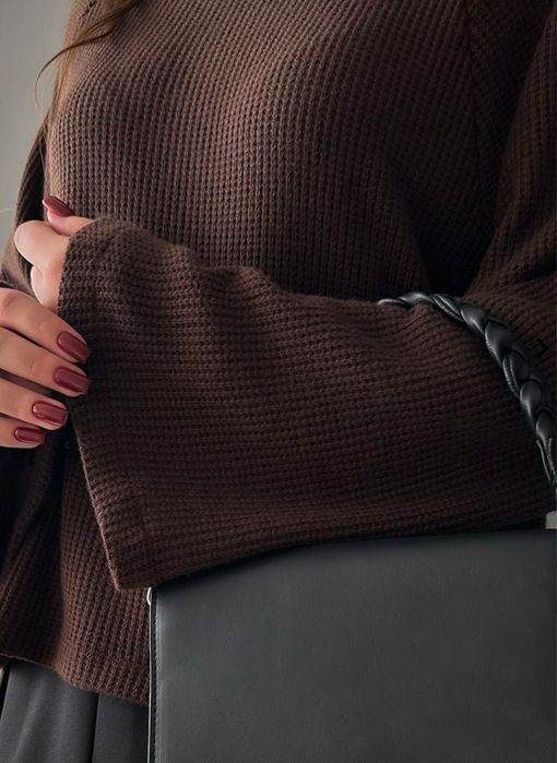 Светр з обʼємними рукавами шоколад с-м