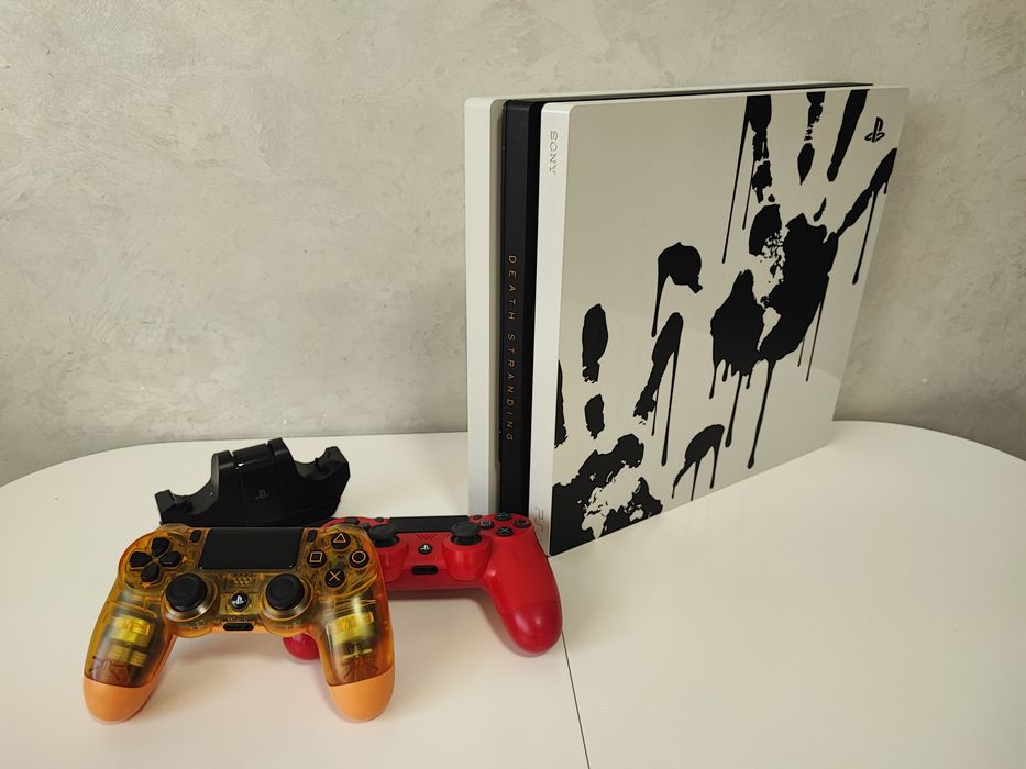 Sony PlayStation Ps4 Pro 1 Tb + два геймпади і зарядна станція Limited Edition