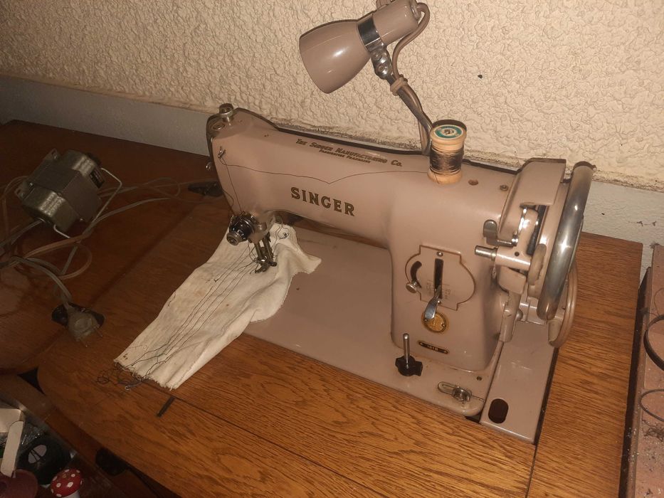 Maquina de costurar antiga Singer 191B 1959 com móvel