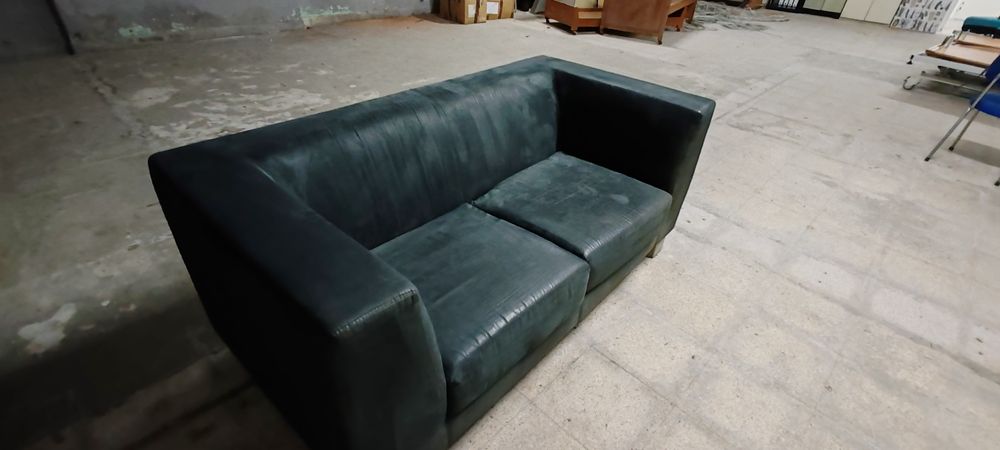 Sofá da Anaric para duas pessoas em nobuck preto