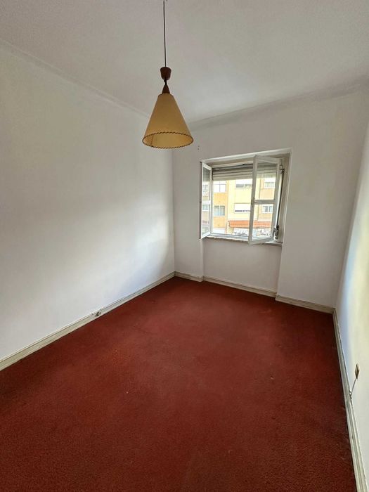 T2 em Algés remodelado com vidros duplos e duas varandas