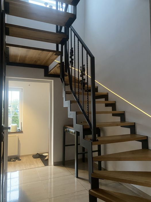 Schody metalowe stalowe nowoczesne loft na jednej belce samonośne