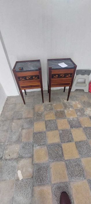 Par de mesas de cabeceira estilo D Maria