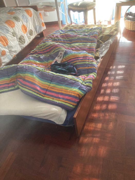 Quarto completo em madeira: roupeiros, cama, secretária Bonfim (Porto)