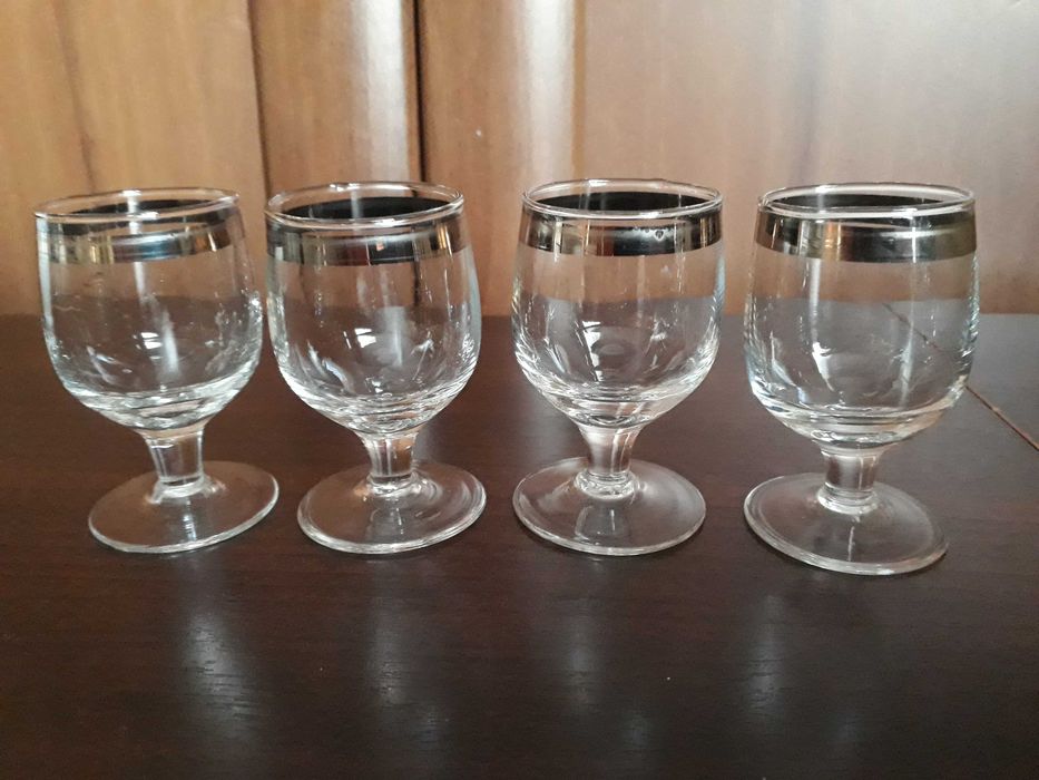 Szklane kieliszki na nóżce 4 szt. o pojemności ok. 35 ml