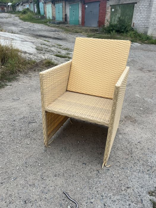 Крісла зі штучного ротангу