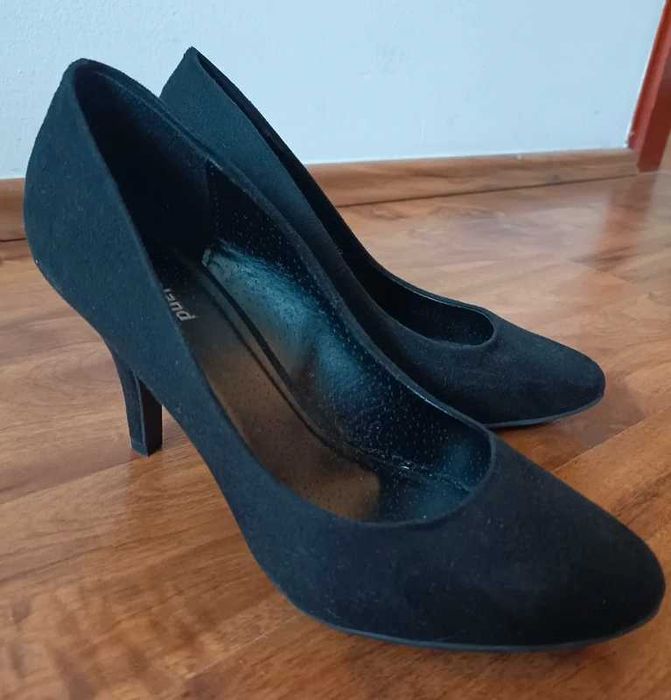 Klasyczne eleganckie ciemne szpilki buty na obcasie