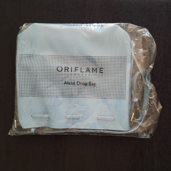 Mala azul marca Oriflame
