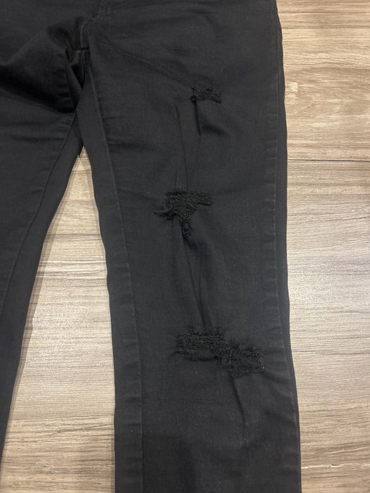 Czarne dżinsy z rozdarciami