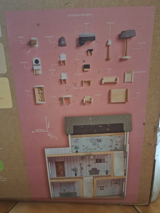 Casa de boneca em madeira