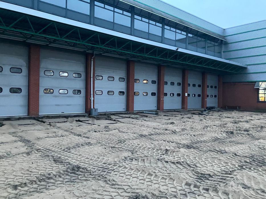 Brama segmentowa 3,5m szeroka 4,5m wysoka elektryczna srebrna