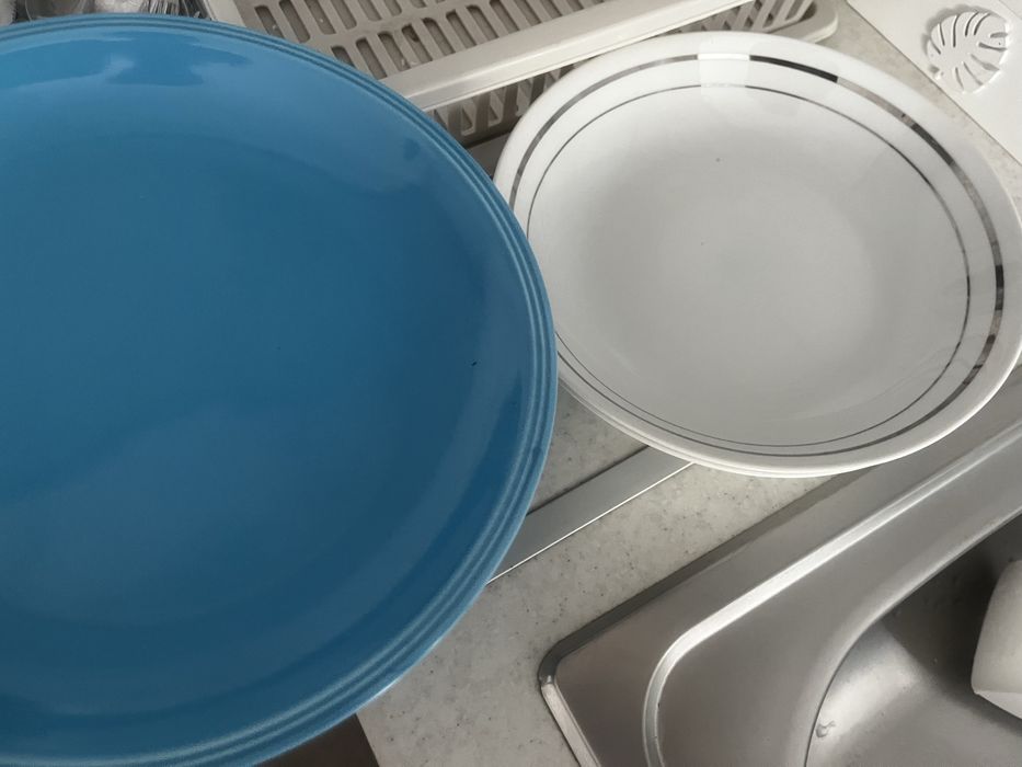 Zestaw talerze kubki sztucce szklanki i inne porcelana