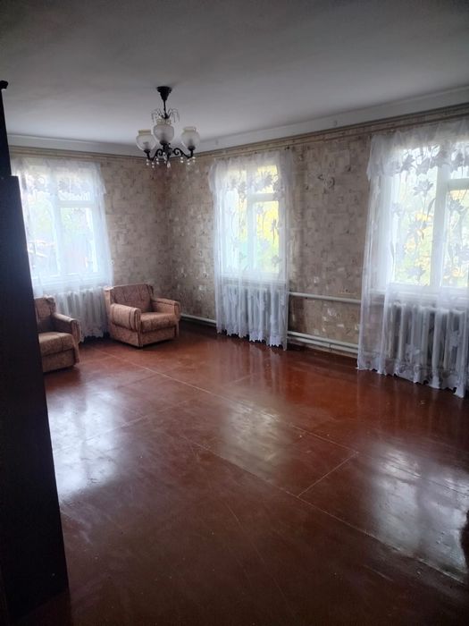 Продаж просторого будинку