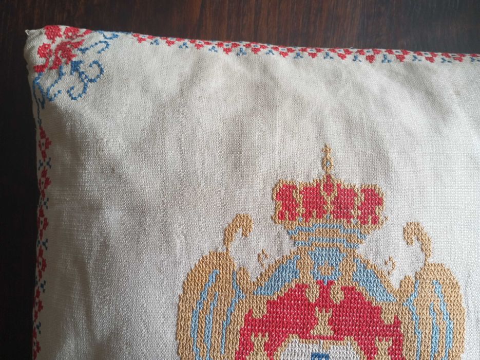 Antiga almofada bordada com as Armas do Reino de Portugal